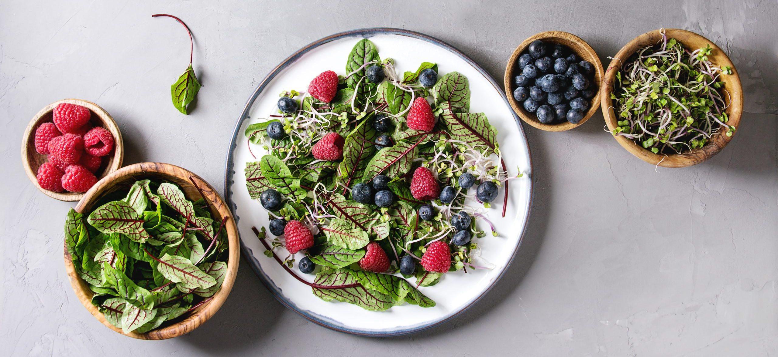 Green salad with berries